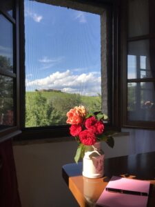 toscana-montalcino-siena-colline-finestra-rosa-magia-idee-paesaggi-umani-valeria-creatori