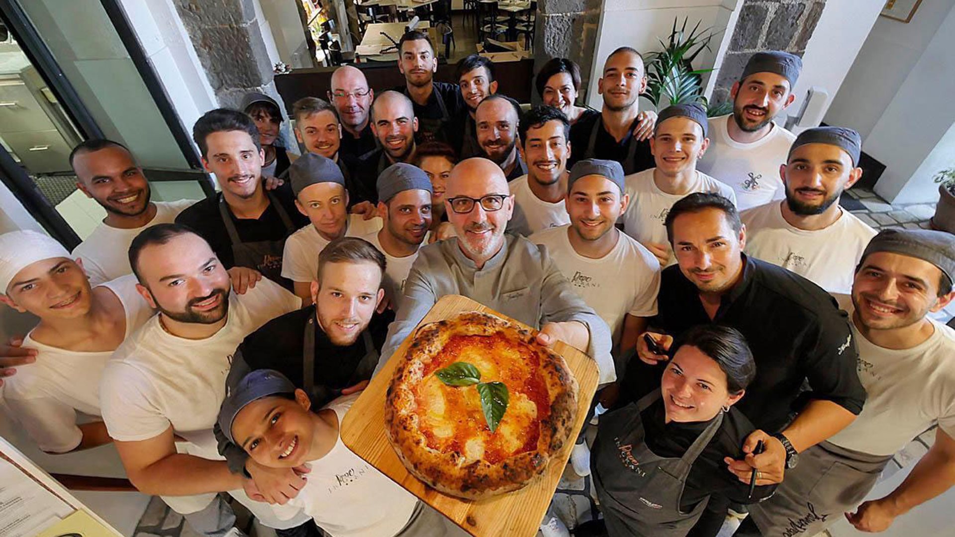 pizza-pepe-grani-franco-caiazzo-caserta-reggiadicaserta-pizzeria-cavaliere-onorificienza-lavoro-authentica-margeritasbagliata-crisommola-alletterata-scarpetta-artigiano-gambero-rosso-filiale