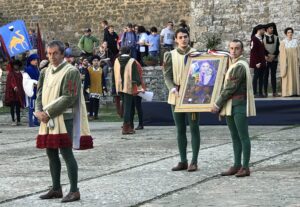rosso-valdorcia-toscana-montalcino-brunello-siena-paesaggi-umani-blog-writer-vino-tordo-sagra-tradizioni-arcieri-arco